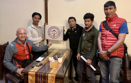 नव गठित संस्था ‘पर्वतीय पथ प्रदर्शक संघ, नेपाल’को लोगो देखाउँदै अध्यक्ष संजिव गुरुङसहितका पदाधिकारी। तस्बिरः सेतोपाटी
